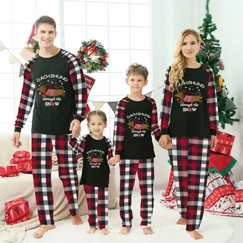 Едни и същи коледни семейни пижама 